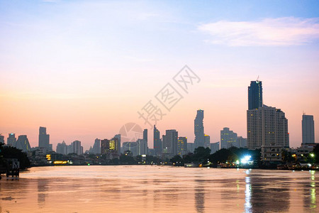 塔曼谷市的建筑和摩天大楼在清晨蓝色的天空和夏云中际线泰国图片