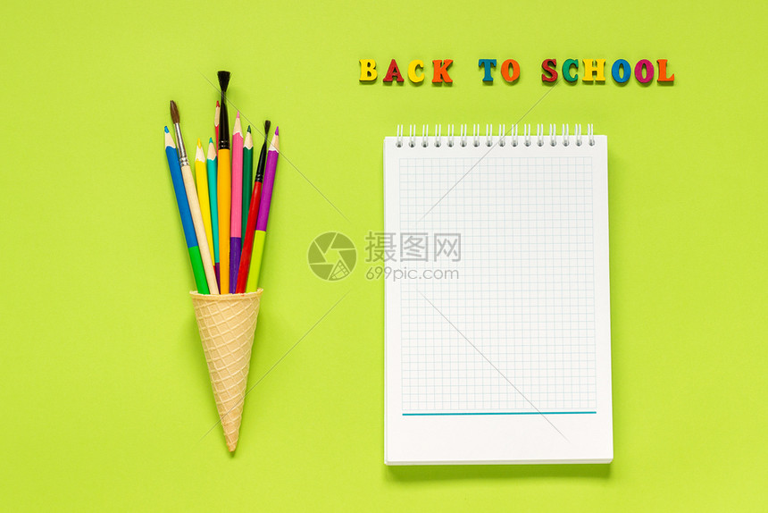回到学校时彩笔和色铅华夫冰淇淋锥的油漆笔刷以及绿色背景笔记本教育平面翻板贴明信片字母文本或设计所用的模版返回学校时写字母文本或设图片