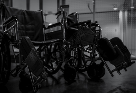 帮助脚踏板夜间在医院为服务患者和残疾人提供空轮椅恢复图片