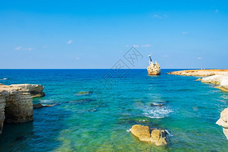 蓝色的老塞浦路斯帕福Pegeia废弃生锈沉船EDROIII它搁浅在帕福斯珊瑚湾kantarkastoi海洞的Peyia岩石上站在图片