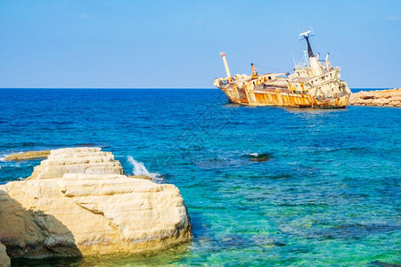贴水天空塞浦路斯帕福Pegeia废弃生锈沉船EDROIII它搁浅在帕福斯珊瑚湾kantarkastoi海洞的Peyia岩石上站在图片