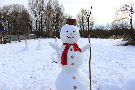 雕塑在新年雪中人欢乐的赋予圣诞象征雪人与红围巾在厨房花园雪人快乐的圣诞花假期图片