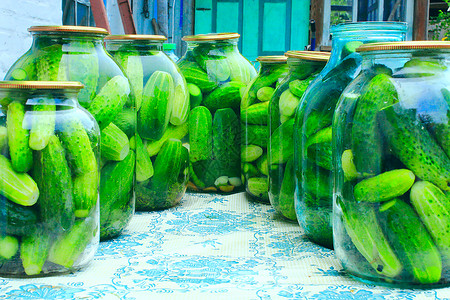 咸健康营养丰富准备保鲜的罐子里黄瓜准备保鲜玻璃罐子里的成熟黄瓜图片