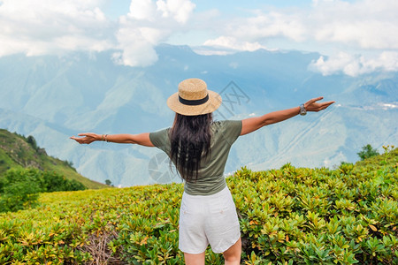 罗莎悬崖天空雾背景中山美丽快乐的年轻女子美丽的风景雾背中山美丽快乐的年轻女子图片