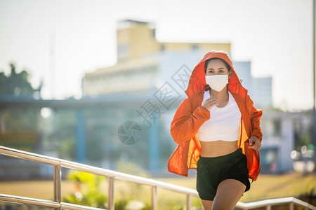 户外跑步戴着口罩的年轻女子图片