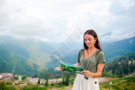 索契和平天空美丽的风景背中带的山快乐年轻女人雾背景中的山快乐年轻女人图片