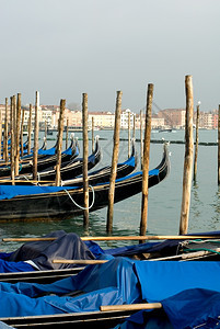 住宅极意大利威尼斯圣马克夸广场附近的一排gondolas城市的图片