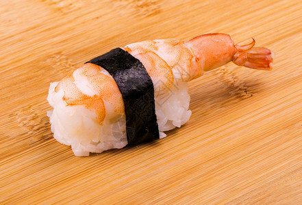 健康菜单木架上有虾子的寿司文化图片