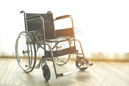 房间医院窗户背景下的晨光轮椅等待患者服务的轮椅右侧区域空着复印间护士瓜拉纳皮药物图片
