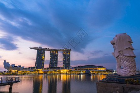 一种结石新加坡2019年8月3日升起在夏纳波尔的码头与美利昂雕像喷泉一起在美里翁公园水图片