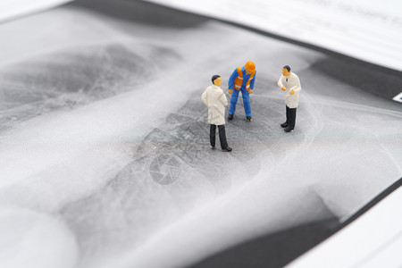 医生和建筑工人用肺X光检查Covid19或冠状将保健概念和具有复制空间的医学概念用作背景使肺X光检查Covid19或冠状人们建造图片