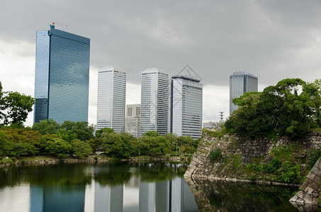 城市灰色的大阪商业公园的天线与大阪城堡的加固墙壁在地上前方景图片