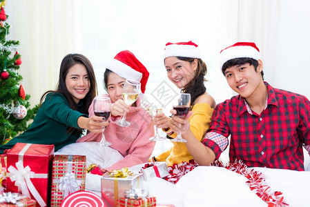 公司的庆祝新年晚会亚洲青群体与饮酒杯在家中庆祝新年聚会和圣诞派对概念幸福和友谊概念关系和有趣的在一起主题共聚堂前夕庆典图片