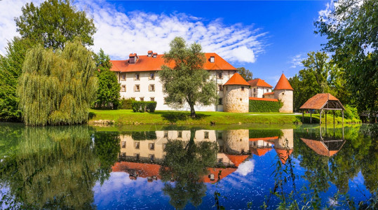 明信片斯洛文尼亚科卡河岛中世纪格拉德奥托塞克岛的美丽浪漫城堡筑旅游图片