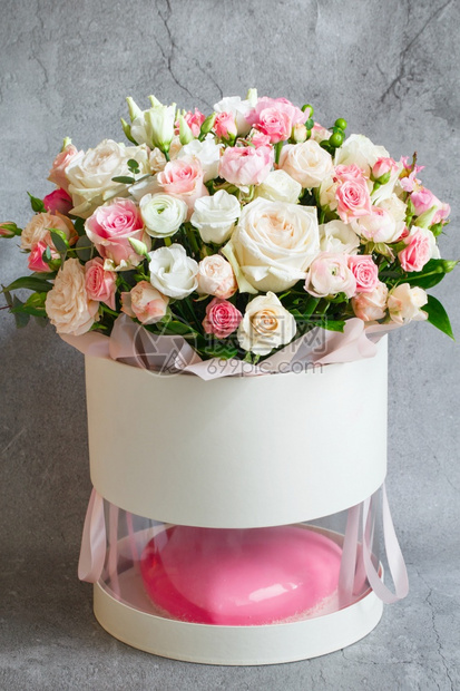 粉红心形慕丝蛋糕和一束美丽的花图片