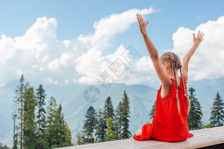 美丽的风景背中山可爱快乐小女孩雾背景中的山可爱快乐小女孩天空生活悬崖图片