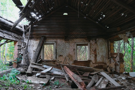 室内的废弃旧木屋墟被毁的带窗户房间废弃旧木屋墟头墙图片