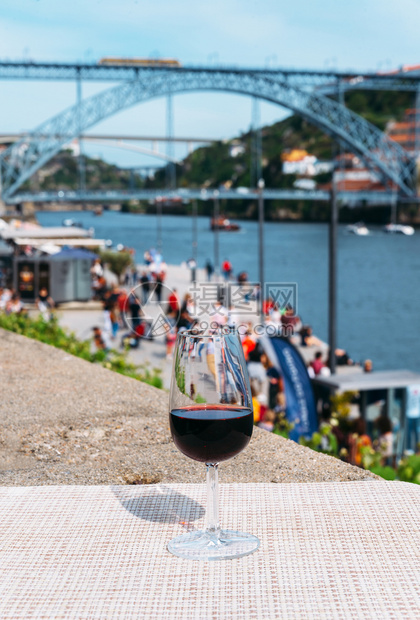 高的葡萄牙波尔图杜罗河上俯瞰CaisdaRibeira和PontedeDomLuisI的红酒杯选择焦点葡萄牙波尔图杜罗河上俯瞰的图片