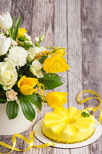 甜的婚礼奶油物套装黄慕斯蛋糕和一束盛大的春梅德利花团华伦天人节图片
