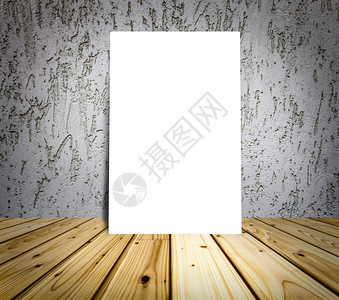 紧靠热带木材桌顶的空白海报加上砖墙将添内容的背景遮盖起来室内的您屋图片