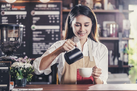 开业吊旗亚洲酒吧准备咖啡加拿铁或卡布奇诺咖啡的和杯供店顾客点菜酒家倒牛奶小企业主以及咖啡店和餐馆开业概念男人咖啡师商业背景