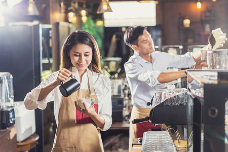 曼谷亚洲酒吧准备咖啡加拿铁或卡布奇诺咖啡的和杯供店顾客点菜酒家倒牛奶小企业主以及咖啡店和餐馆开业概念员工为了图片