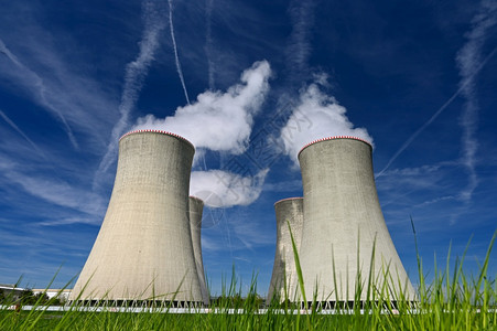 杜科瓦尼现代的Dukovany核电厂捷克大烟囱有蓝天空和烟雾的色天空和烟雾工业环境概念电气图片