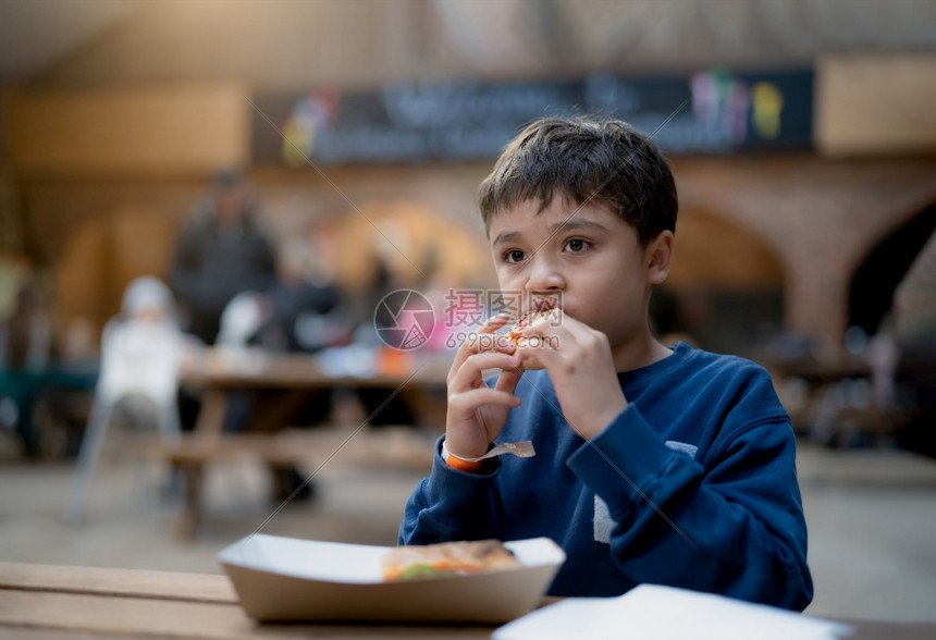 饿着肚子的男孩吃比萨上学的孩子在校咖啡馆吃午餐健康儿童坐在咖啡店吃饭奶酪意大利语起司图片