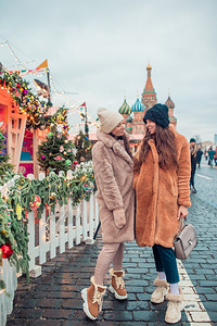 门户14红色的新年在雪中firtree树枝附近的欢乐女孩新年快图片