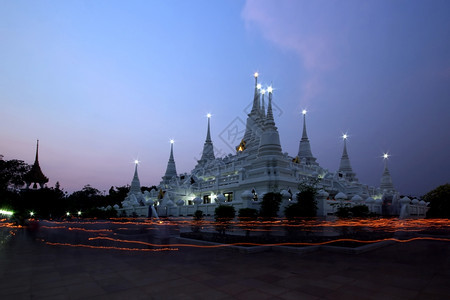 在泰国文化中用蜡烛在寺庙的天文山边挂着灯烛走来去景观佛教古老的图片