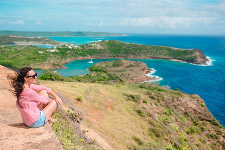 蓝色的巴布达享受热带岛屿美丽景观令人惊叹象的旅游女客青年妇享受美丽风景惊人象的美前年轻女子图片