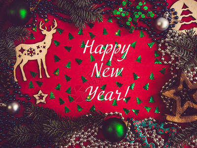 新年和圣诞装饰品银珠红色表面树枝的圣诞特观封贴平铺贺卡彩色新年和圣诞装饰品贺卡展示喜庆的明亮图片