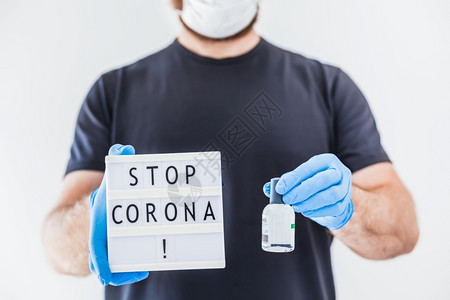 关心展平在科罗纳COVID19传染病流行期间身戴乳胶医用手套和保护面罩的人手中Coronna健康护理艾滋预防大流行图片