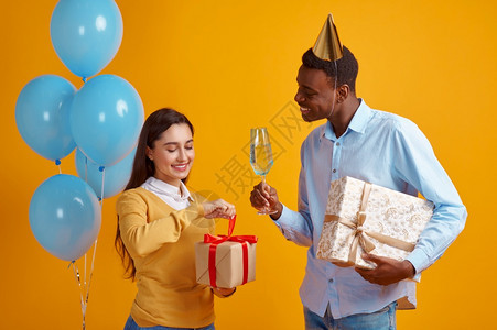 礼物带着饮料和品盒杯子黄色背景的家庭派对活动或生日庆典气球装饰快乐情侣生日庆典的一对爱情伴侣也充满了欢乐盖帽幸福图片