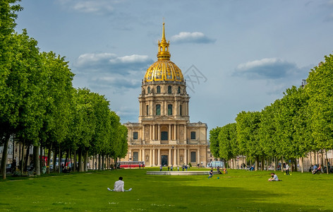 城市草坪市中心法国圣路易斯拿破仑无资格者地点巴黎小教堂和绿草坪居民在圣路易无资格者教堂休息绿色旅行背景