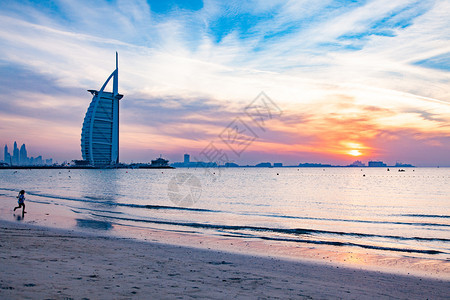 在阿拉伯联合酋长国迪拜Jumeirah公共海滩上晚见识到七星豪华旅店BurjAlArrab头七星级酒店塔城市景观假期图片