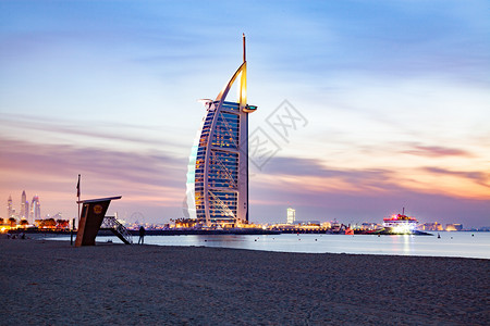 在阿拉伯联合酋长国迪拜Jumeirah公共海滩上晚见识到七星豪华旅店BurjAlArrab头七星级酒店阿联酋反射铝图片