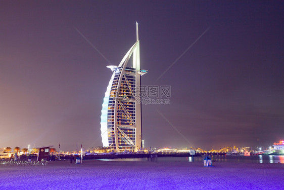 塔麦地那城市景观在阿拉伯联合酋长国迪拜Jumeirah公共海滩上晚见识到七星豪华旅店BurjAlArrab头七星级酒店图片