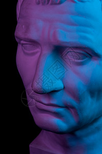 盖伊朱利叶斯凯撒屋大维奥古斯图老雕像的缩印本画在黑色背景的人脸粉红色的蓝人脸雕塑上奥古斯图老雕像典神话蓝色的图片