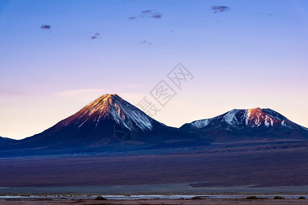 利康卡布尔自然黄昏日落时的利坎卡布火山圣佩德罗阿塔卡马智利沙漠南美洲图片
