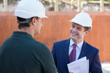 技能的摇晃男商人与建筑工地的商握手工地图片