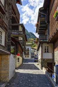 欧洲镇建造白天采尔马特村的街道和典型木屋瑞士街和采尔马特村的典型木屋瑞士图片
