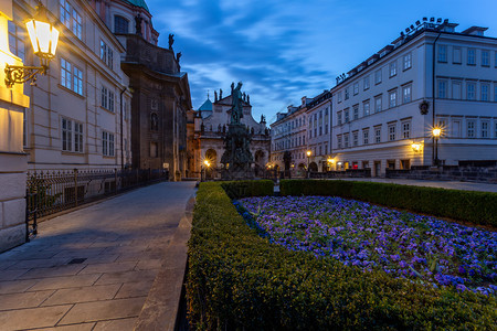 清晨在布拉格的Blueh小时广场Krizovnicke广场配有照明城市燃气灯和CharlesIV雕像捷克建筑学城市的生活图片