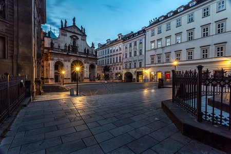 天空早晨城堡清在布拉格的Blueh小时广场Krizovnicke广场配有照明城市燃气灯和CharlesIV雕像捷克图片
