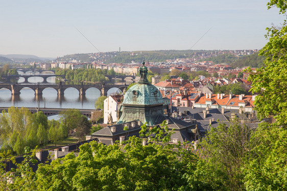 2019年春4月日旅行社照片从山到河和桥布拉格城堡游客图片