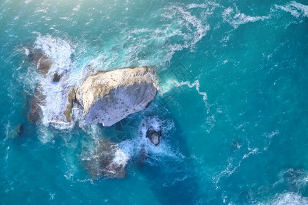 对海浪和岩石的空中观测自然景象夏天澳大利亚人海滩图片