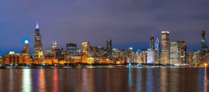 美国伊利诺州密歇根湖沿一带芝加哥城景河流全美丽的清晨时间美国伊利诺州商业建筑和与旅游概念地标反射大都会图片