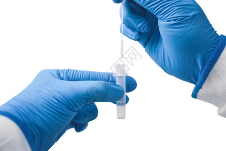 医疗人员将棉网注入盐水提取管用于诊断Covid19Corona传染保护概念药物抗体研究图片