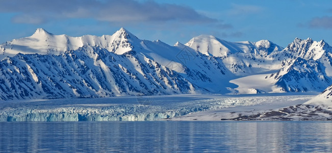 蓝冰川和雪地山脉OscarII陆地北极Spitsbergen斯瓦尔巴德挪威欧洲荒野变暖生态系统背景图片