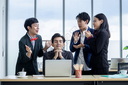 老板由不同别的亚洲商业界人士组成的Asian企业团体LGBTLGBTCllap手并祝贺商人看到会议室笔记本电脑上的一项成功业务计图片